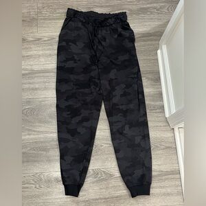 Lululemon Stretch HR Joggers Black Cameo - Size 8